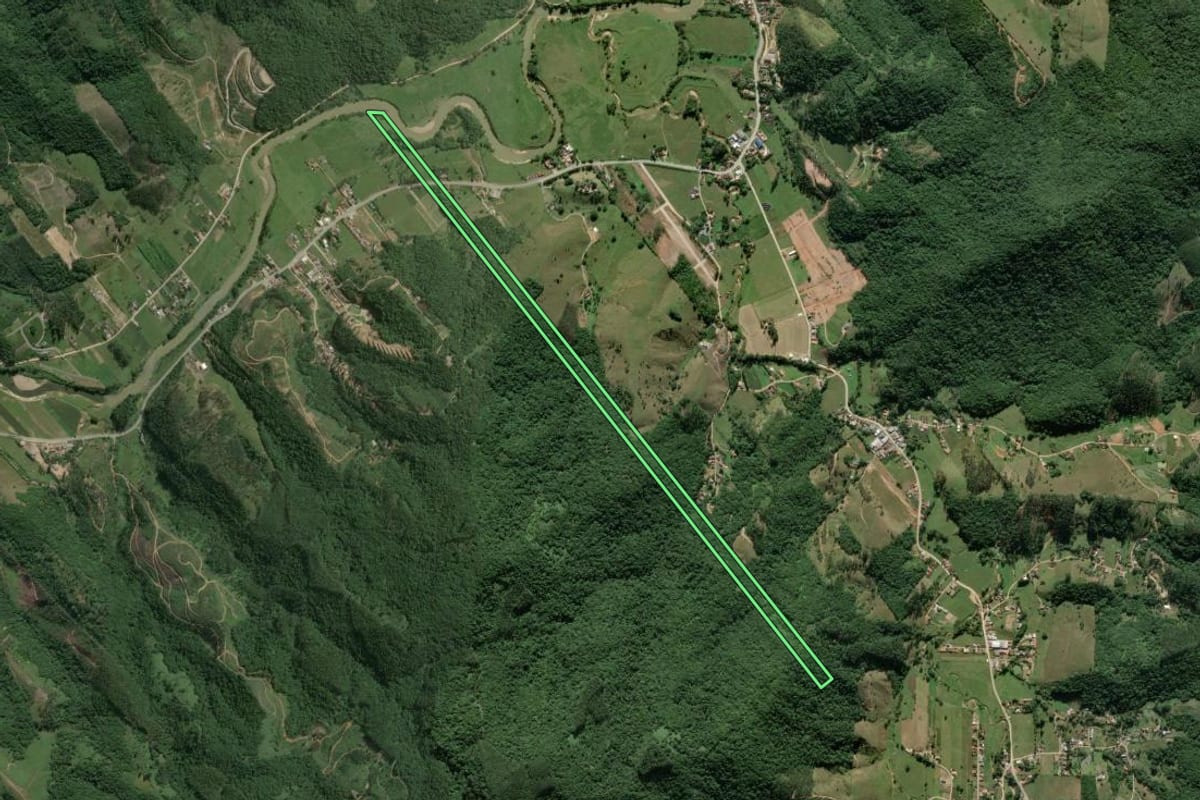 Imagem de satélite do imóvel rural em São João Batista (SC), com o contorno declarado no CAR desenhado por cima.