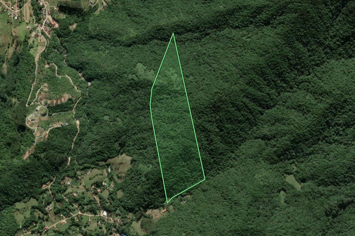 Imagem de satélite do imóvel rural em São João Batista (SC), com o contorno declarado no CAR desenhado por cima.