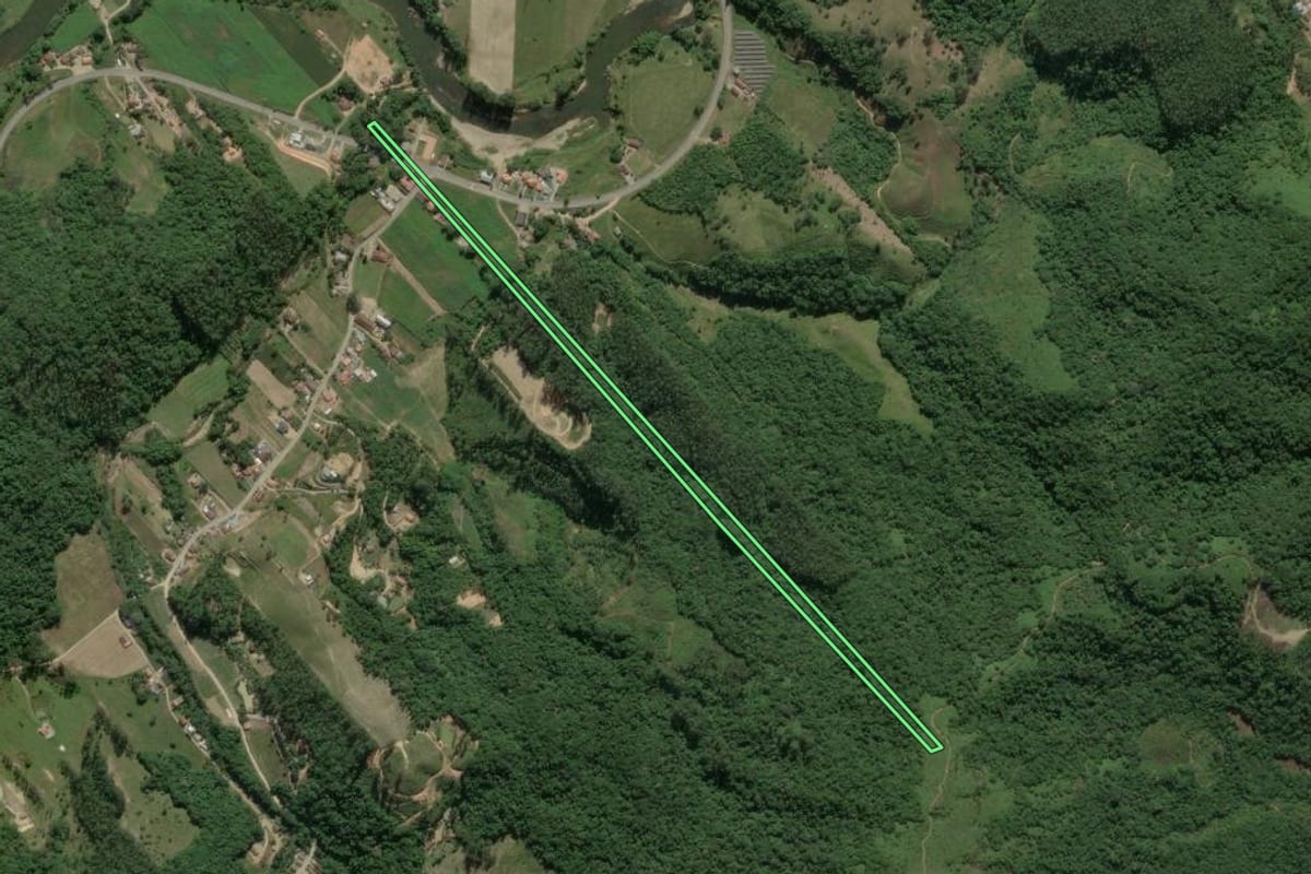 Imagem de satélite do imóvel rural em São João Batista (SC), com o contorno declarado no CAR desenhado por cima.