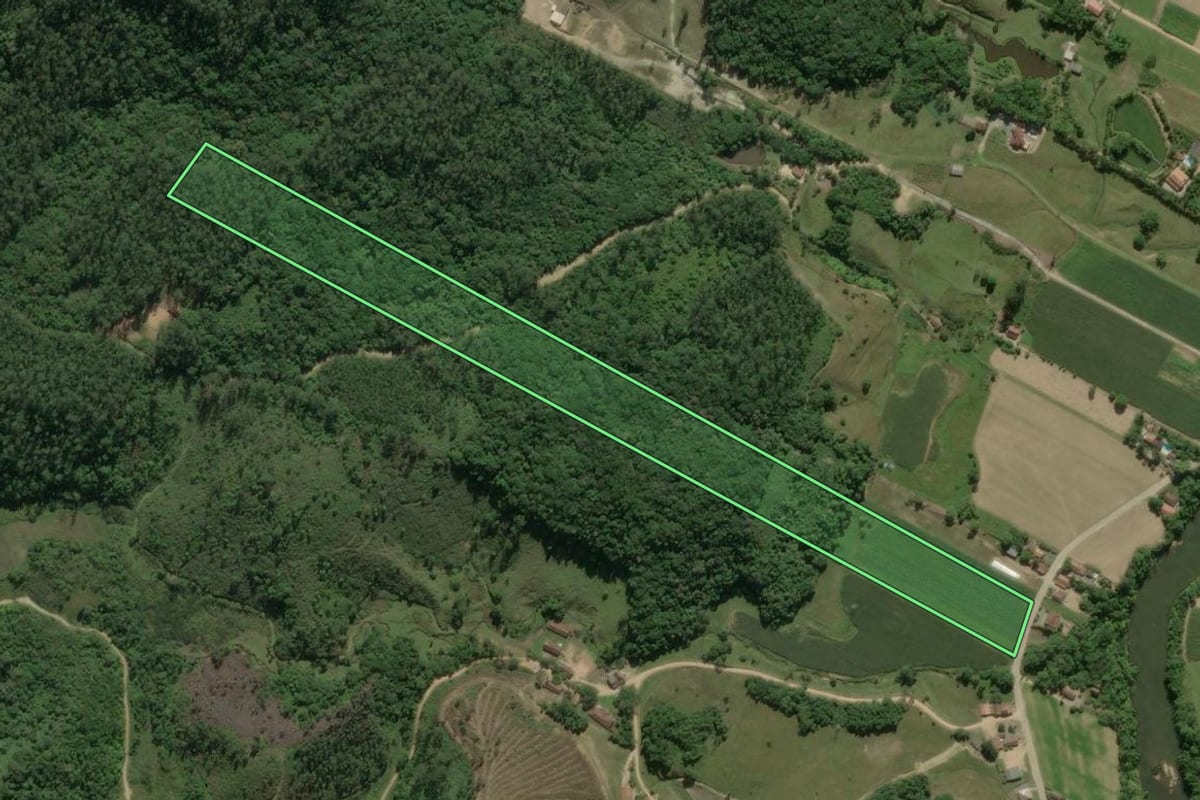 Imagem de satélite do imóvel rural em São João Batista (SC), com o contorno declarado no CAR desenhado por cima.
