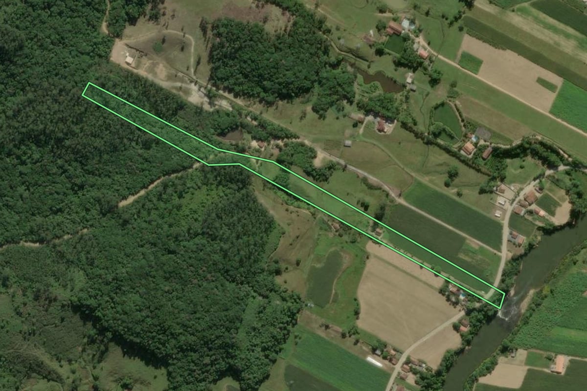 Imagem de satélite do imóvel rural em São João Batista (SC), com o contorno declarado no CAR desenhado por cima.