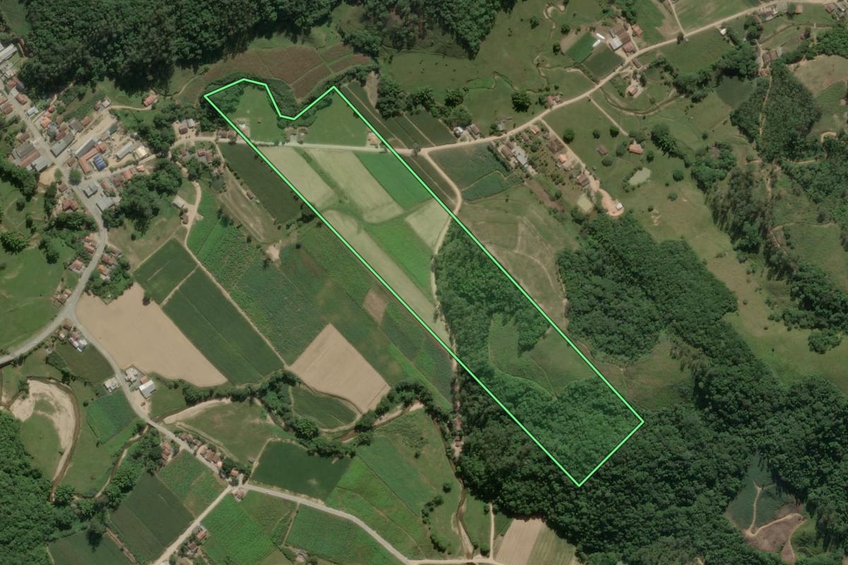 Imagem de satélite do imóvel rural em São João Batista (SC), com o contorno declarado no CAR desenhado por cima.
