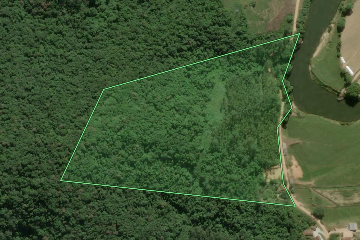 Imagem de satélite do imóvel rural em São João Batista (SC), com o contorno declarado no CAR desenhado por cima.