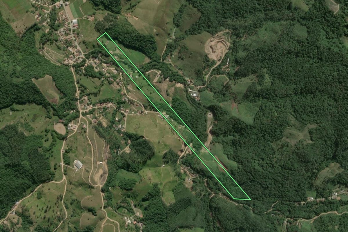 Imagem de satélite do imóvel rural em São João Batista (SC), com o contorno declarado no CAR desenhado por cima.
