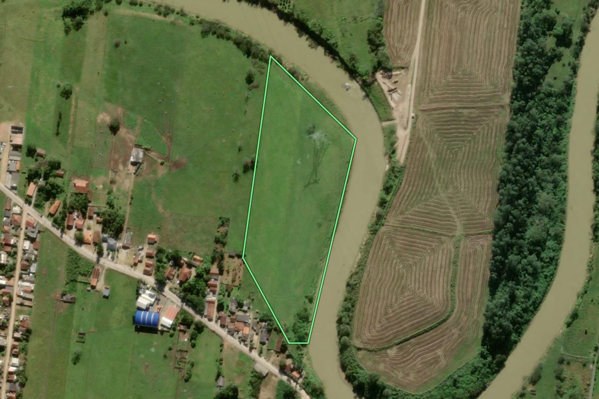 Imagem de satélite do imóvel rural em São João Batista (SC), com o contorno declarado no CAR desenhado por cima.