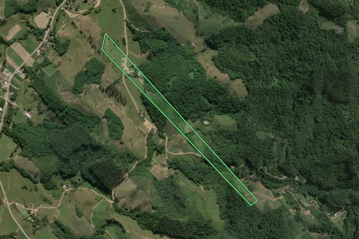 Imagem de satélite do imóvel rural em São João Batista (SC), com o contorno declarado no CAR desenhado por cima.