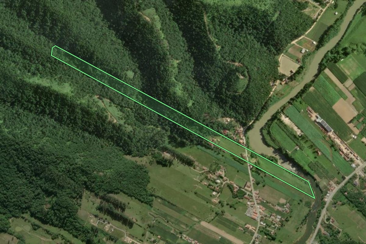 Imagem de satélite do imóvel rural em São João Batista (SC), com o contorno declarado no CAR desenhado por cima.