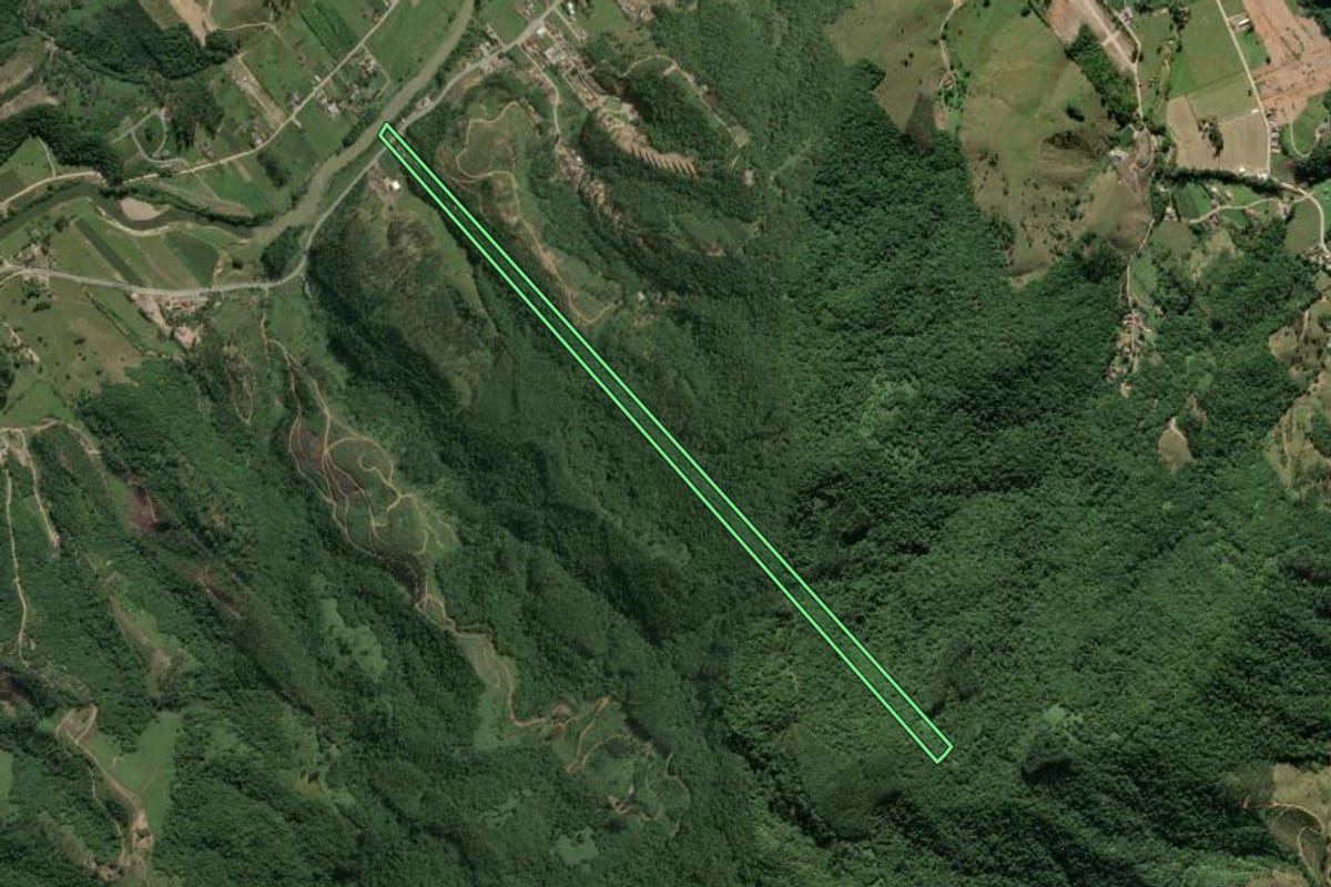 Imagem de satélite do imóvel rural em São João Batista (SC), com o contorno declarado no CAR desenhado por cima.