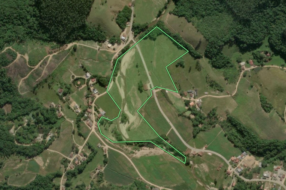 Imagem de satélite do imóvel rural em São João Batista (SC), com o contorno declarado no CAR desenhado por cima.