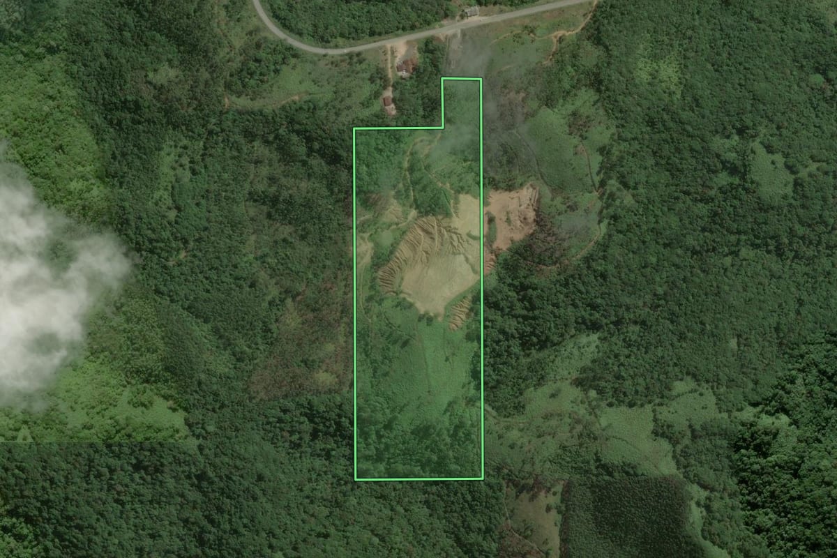 Imagem de satélite do imóvel rural em São João Batista (SC), com o contorno declarado no CAR desenhado por cima.