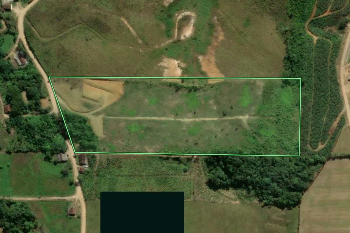 Imagem de satélite do imóvel rural em São João do Itaperiú (SC), com o contorno declarado no CAR desenhado por cima.