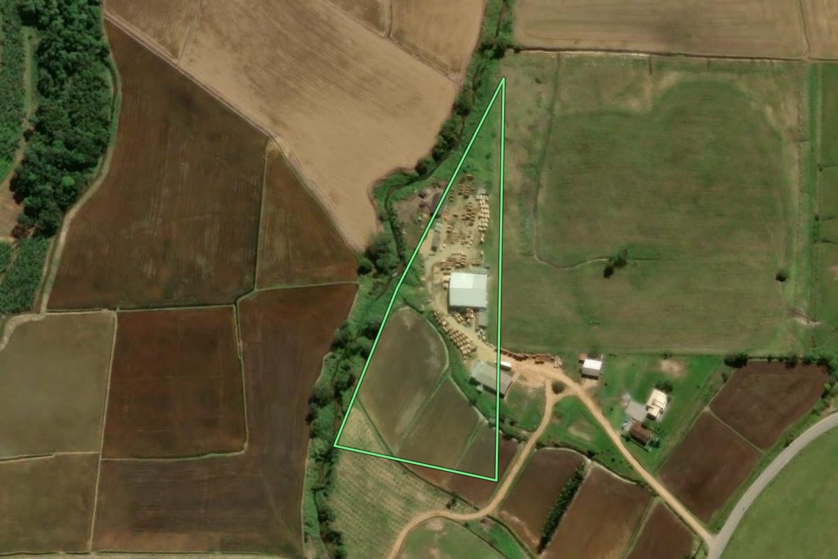 Imagem de satélite do imóvel rural em São João do Itaperiú (SC), com o contorno declarado no CAR desenhado por cima.