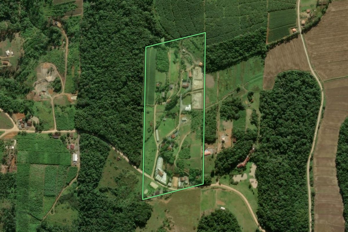 Imagem de satélite do imóvel rural em São João do Itaperiú (SC), com o contorno declarado no CAR desenhado por cima.
