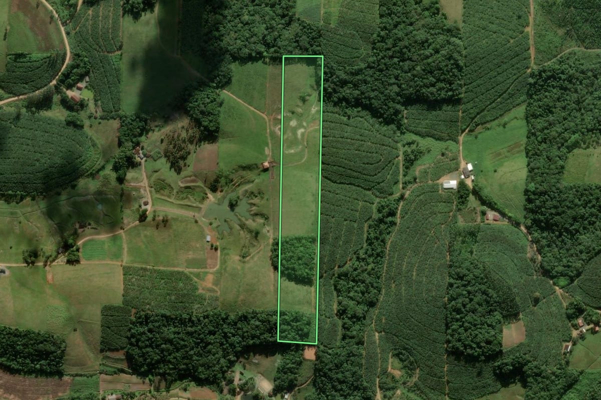 Imagem de satélite do imóvel rural em São João do Itaperiú (SC), com o contorno declarado no CAR desenhado por cima.