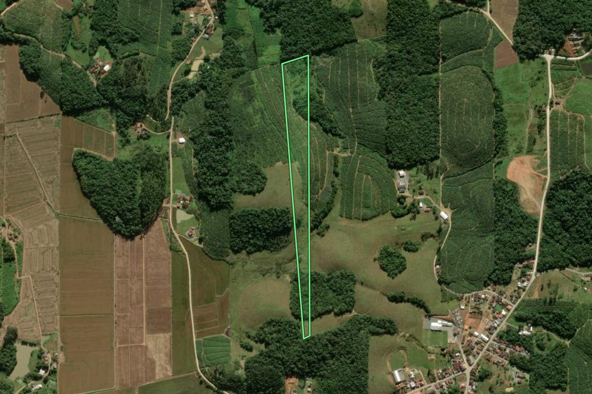 Imagem de satélite do imóvel rural em São João do Itaperiú (SC), com o contorno declarado no CAR desenhado por cima.