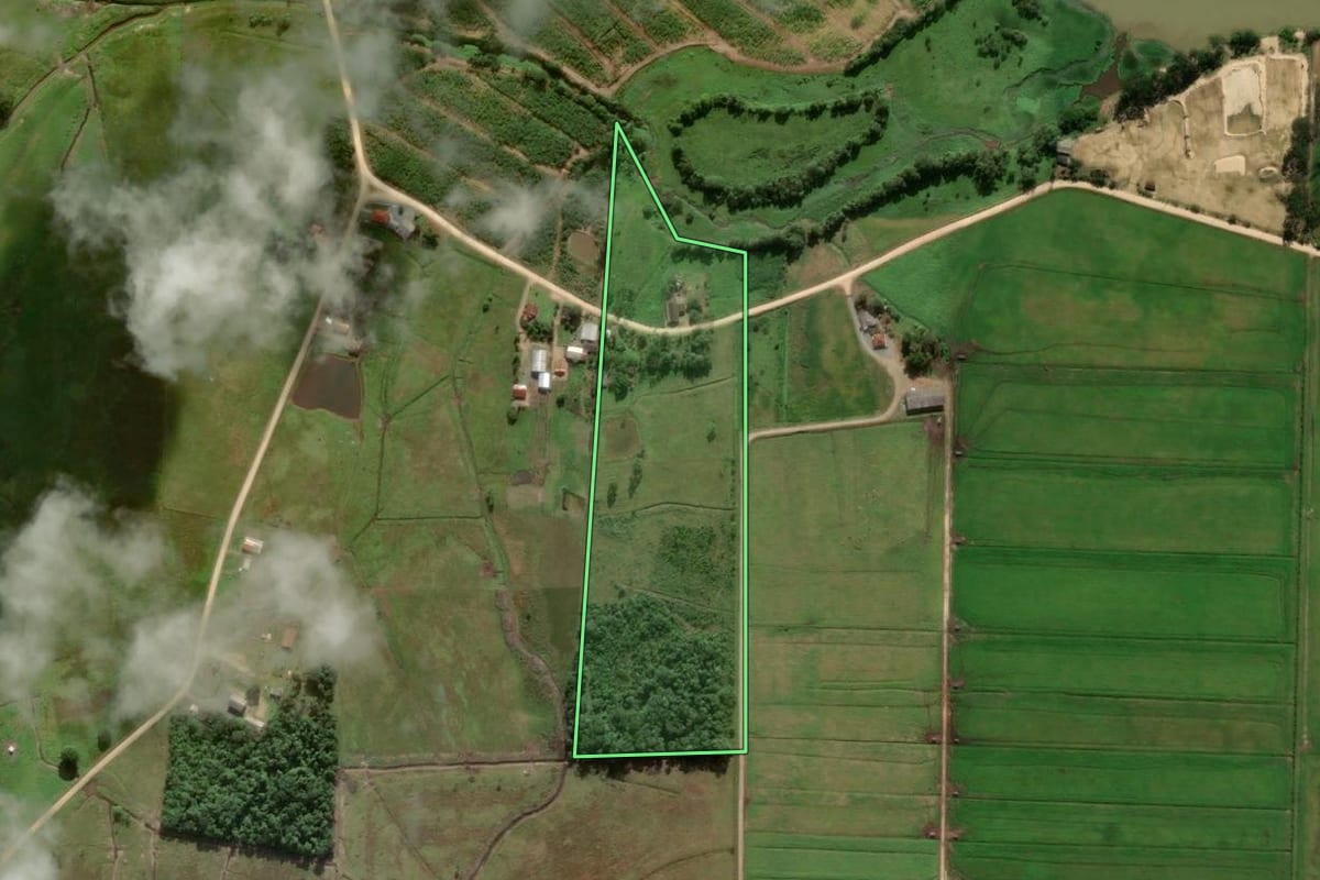 Imagem de satélite do imóvel rural em São João do Itaperiú (SC), com o contorno declarado no CAR desenhado por cima.