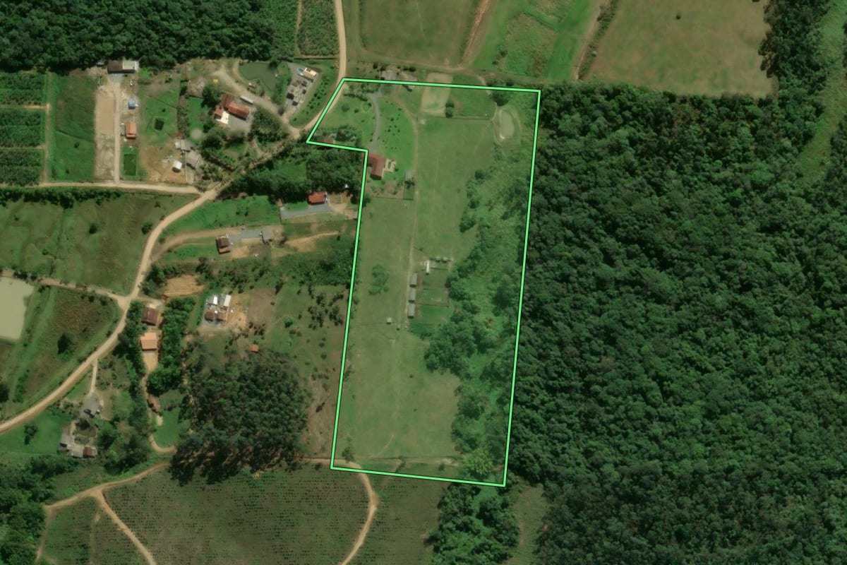 Imagem de satélite do imóvel rural em São João do Itaperiú (SC), com o contorno declarado no CAR desenhado por cima.
