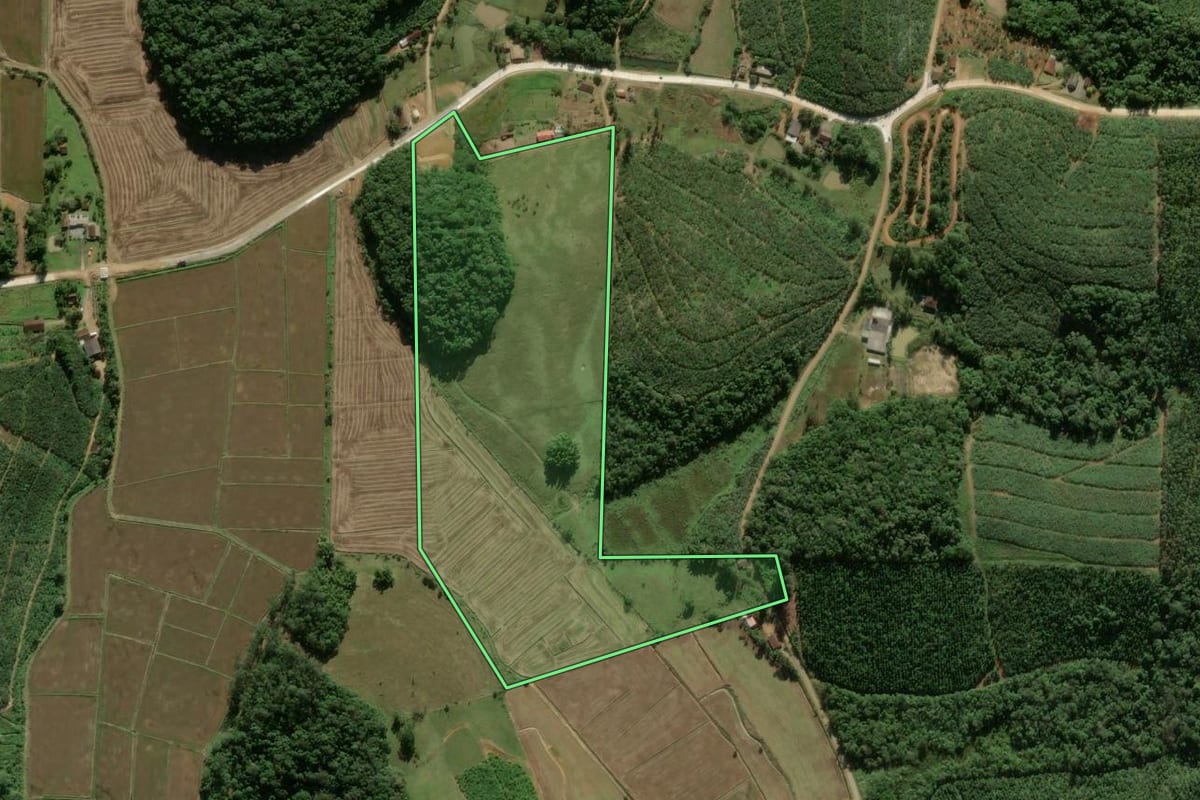 Imagem de satélite do imóvel rural em São João do Itaperiú (SC), com o contorno declarado no CAR desenhado por cima.