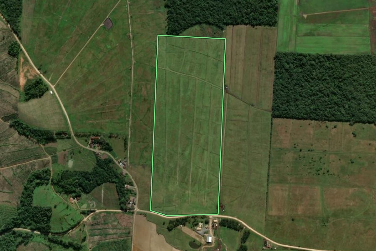Imagem de satélite do imóvel rural em São João do Itaperiú (SC), com o contorno declarado no CAR desenhado por cima.