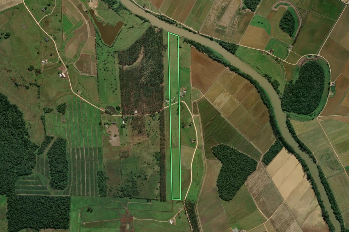 Imagem de satélite do imóvel rural em São João do Itaperiú (SC), com o contorno declarado no CAR desenhado por cima.