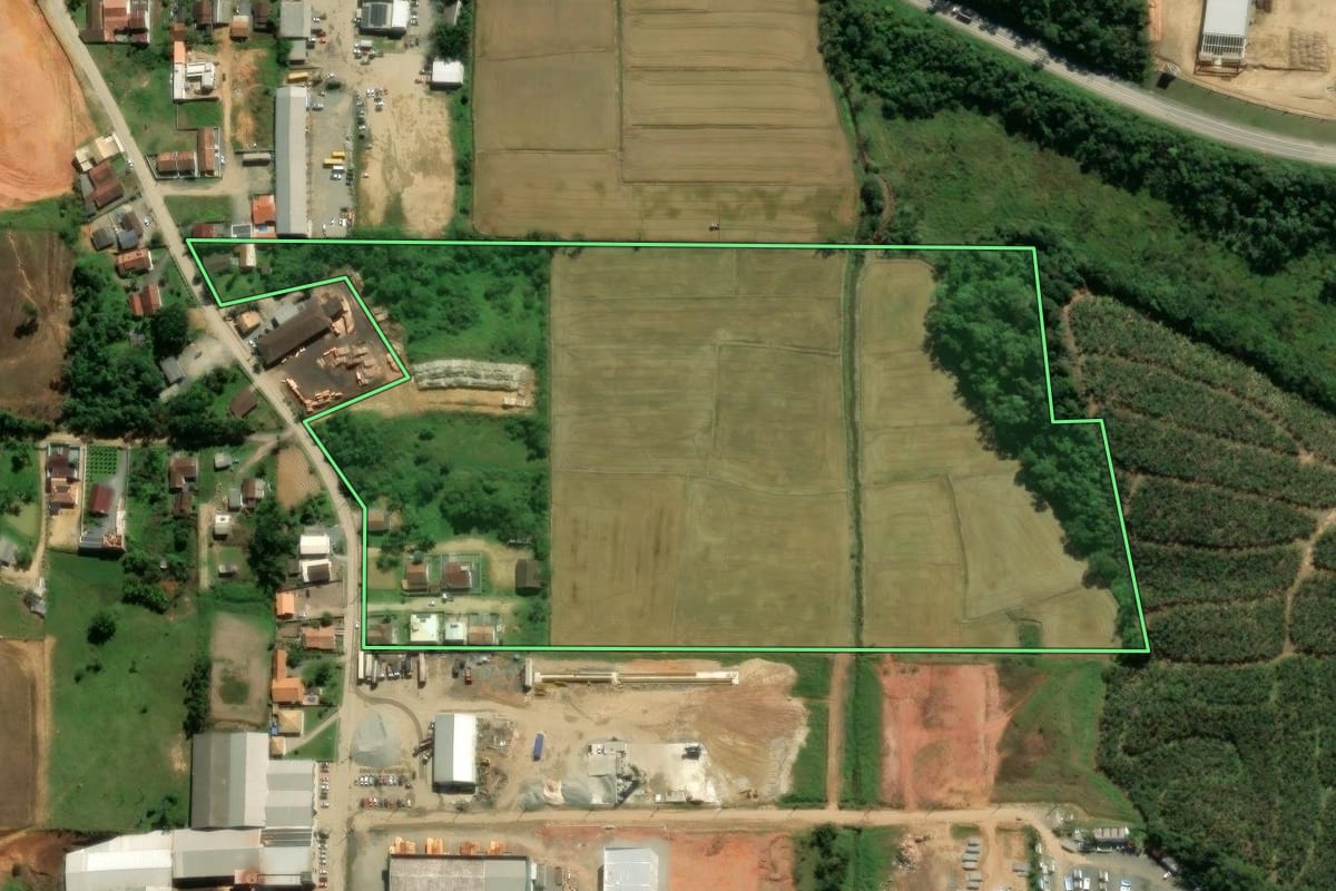 Imagem de satélite do imóvel rural em São João do Itaperiú (SC), com o contorno declarado no CAR desenhado por cima.