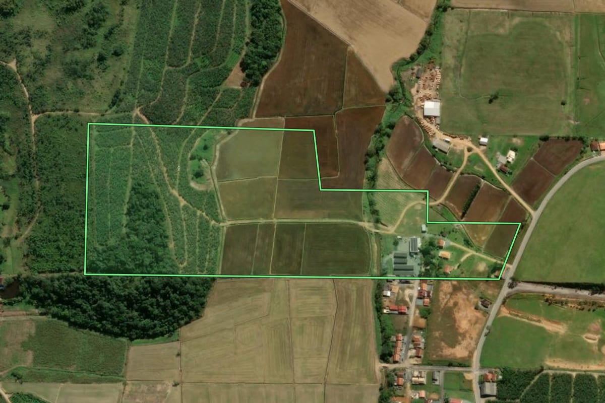 Imagem de satélite do imóvel rural em São João do Itaperiú (SC), com o contorno declarado no CAR desenhado por cima.