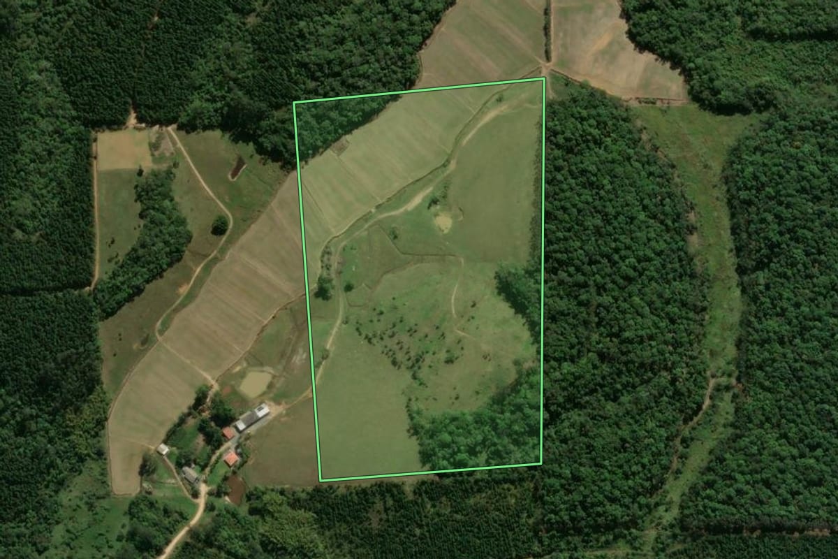 Imagem de satélite do imóvel rural em São João do Itaperiú (SC), com o contorno declarado no CAR desenhado por cima.