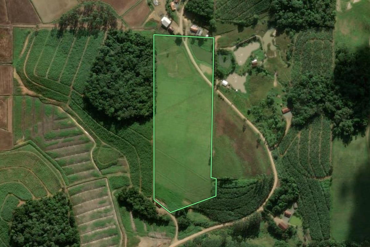 Imagem de satélite do imóvel rural em São João do Itaperiú (SC), com o contorno declarado no CAR desenhado por cima.