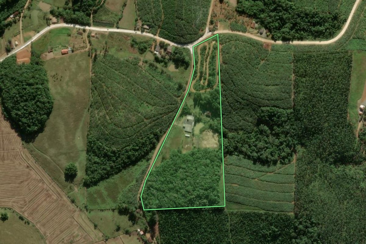 Imagem de satélite do imóvel rural em São João do Itaperiú (SC), com o contorno declarado no CAR desenhado por cima.