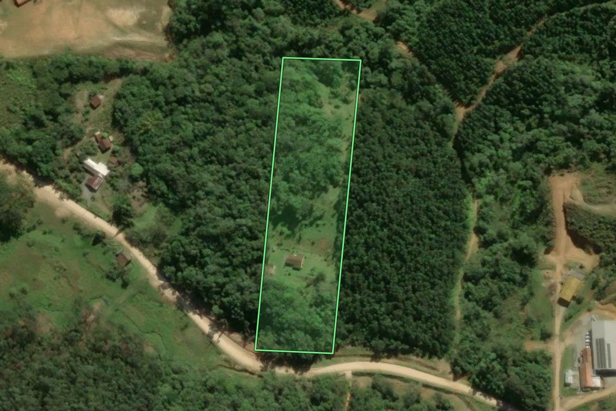 Imagem de satélite do imóvel rural em São João do Itaperiú (SC), com o contorno declarado no CAR desenhado por cima.