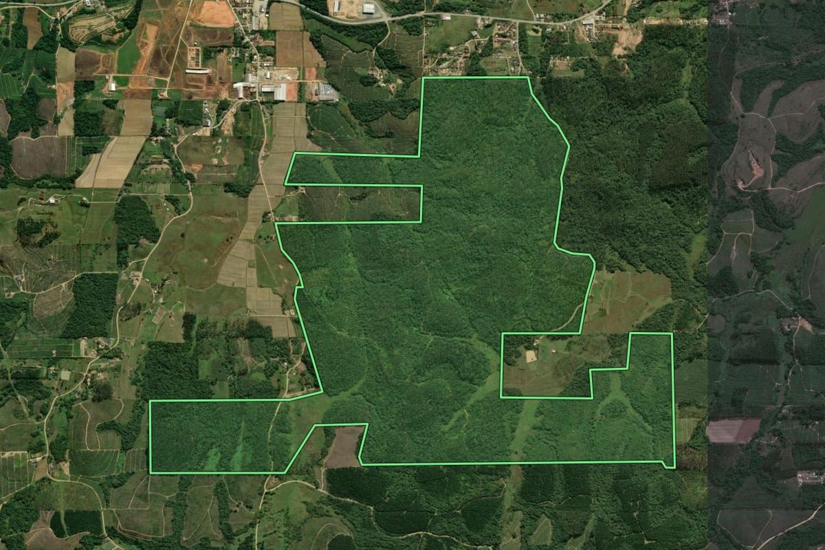 Imagem de satélite do imóvel rural em São João do Itaperiú (SC), com o contorno declarado no CAR desenhado por cima.