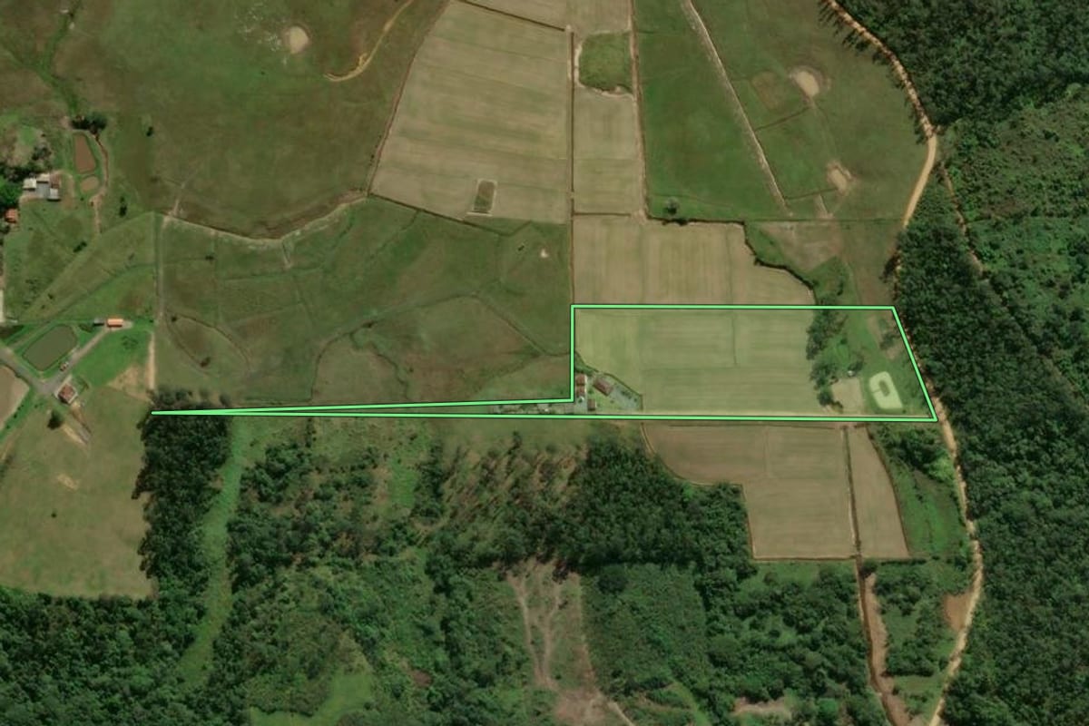 Imagem de satélite do imóvel rural em São João do Itaperiú (SC), com o contorno declarado no CAR desenhado por cima.