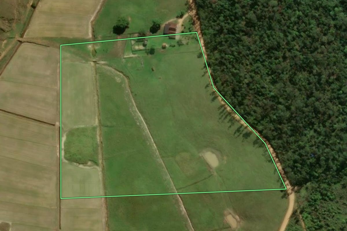 Imagem de satélite do imóvel rural em São João do Itaperiú (SC), com o contorno declarado no CAR desenhado por cima.