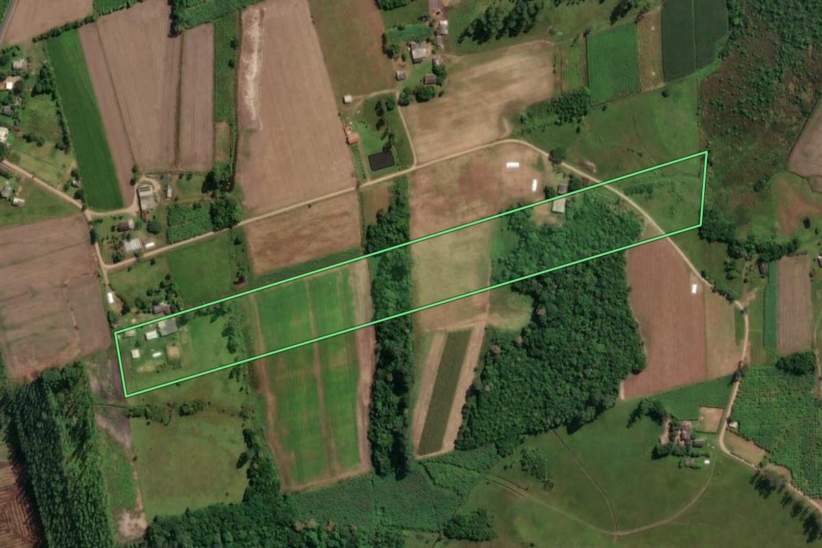 Imagem de satélite do imóvel rural em São João do Sul (SC), com o contorno declarado no CAR desenhado por cima.