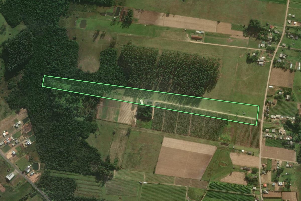 Imagem de satélite do imóvel rural em São João do Sul (SC), com o contorno declarado no CAR desenhado por cima.