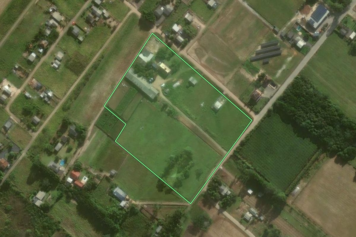 Imagem de satélite do imóvel rural em São João do Sul (SC), com o contorno declarado no CAR desenhado por cima.