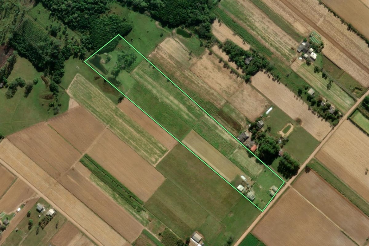 Imagem de satélite do imóvel rural em São João do Sul (SC), com o contorno declarado no CAR desenhado por cima.