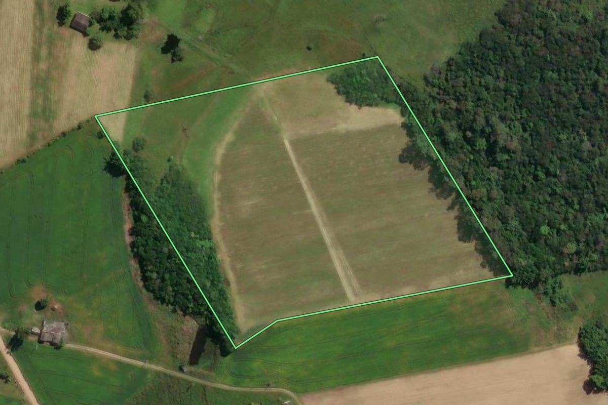 Imagem de satélite do imóvel rural em São João do Sul (SC), com o contorno declarado no CAR desenhado por cima.