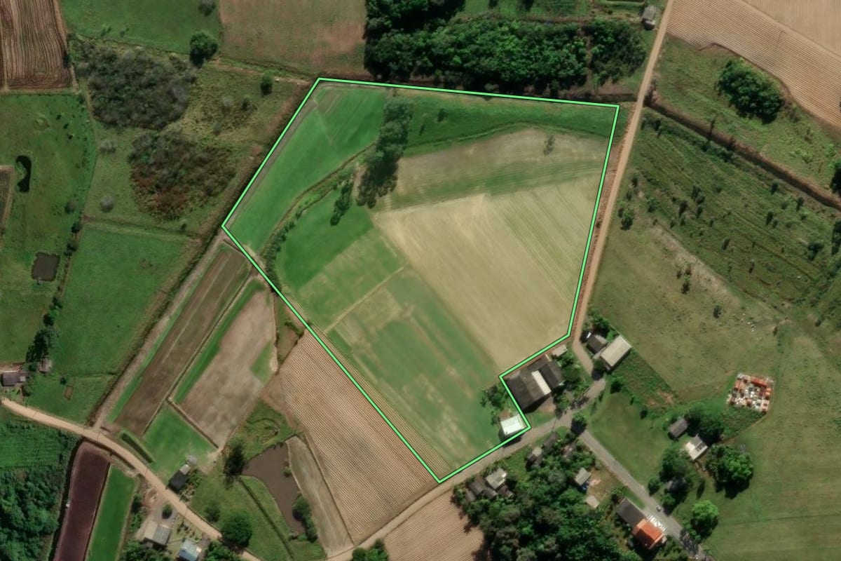 Imagem de satélite do imóvel rural em São João do Sul (SC), com o contorno declarado no CAR desenhado por cima.