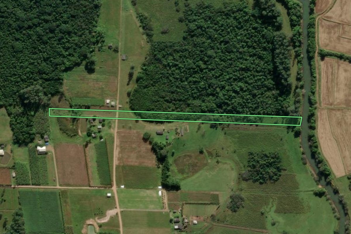 Imagem de satélite do imóvel rural em São João do Sul (SC), com o contorno declarado no CAR desenhado por cima.