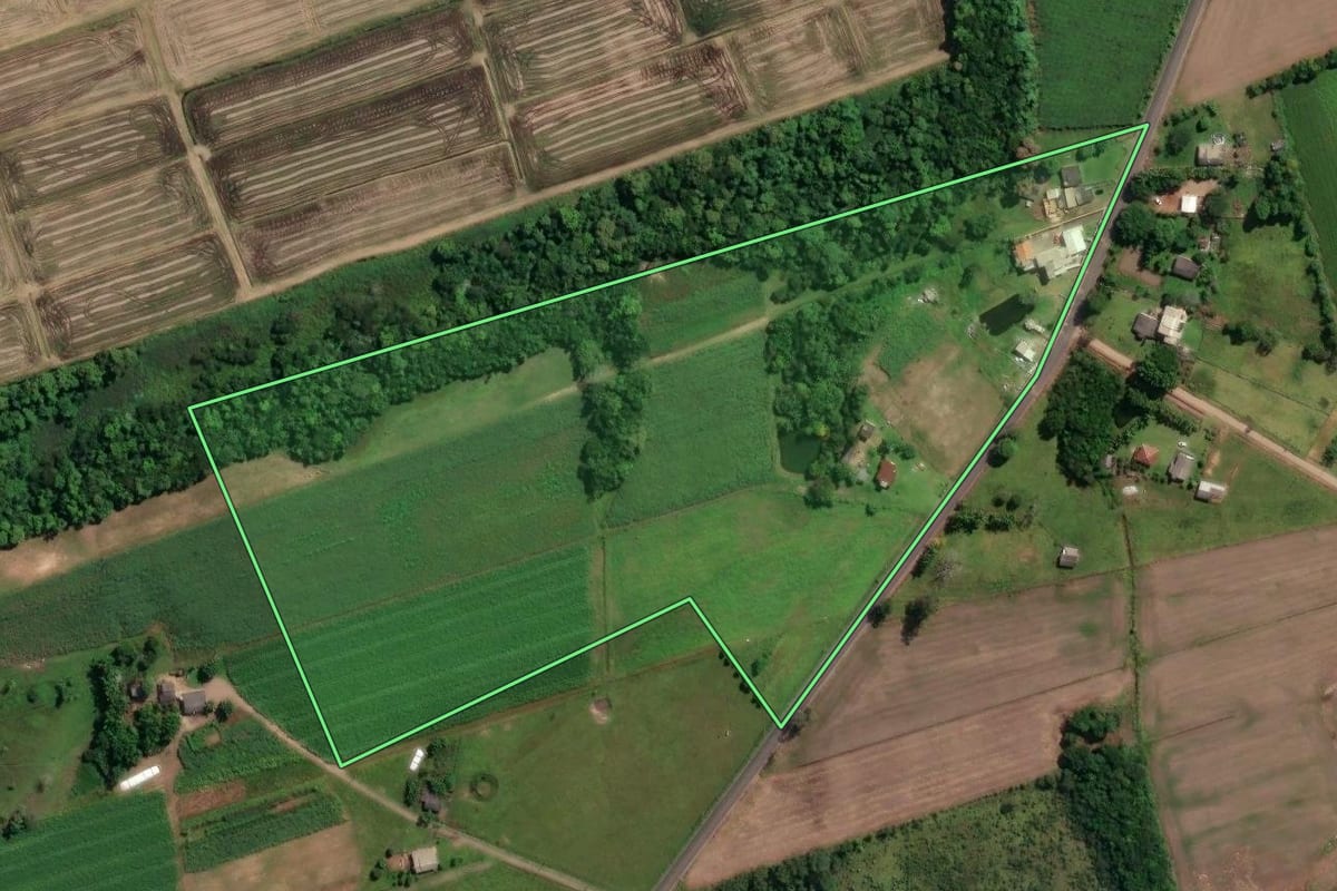 Imagem de satélite do imóvel rural em São João do Sul (SC), com o contorno declarado no CAR desenhado por cima.