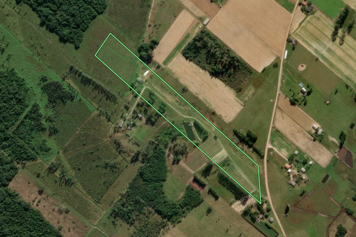 Imagem de satélite do imóvel rural em São João do Sul (SC), com o contorno declarado no CAR desenhado por cima.