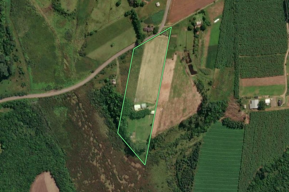 Imagem de satélite do imóvel rural em São João do Sul (SC), com o contorno declarado no CAR desenhado por cima.