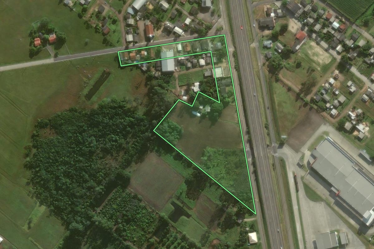 Imagem de satélite do imóvel rural em São João do Sul (SC), com o contorno declarado no CAR desenhado por cima.