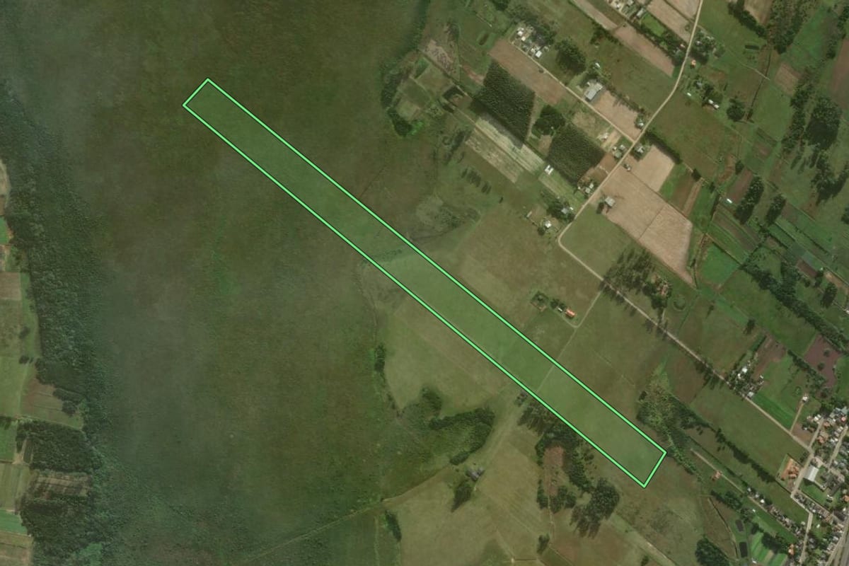 Imagem de satélite do imóvel rural em São João do Sul (SC), com o contorno declarado no CAR desenhado por cima.