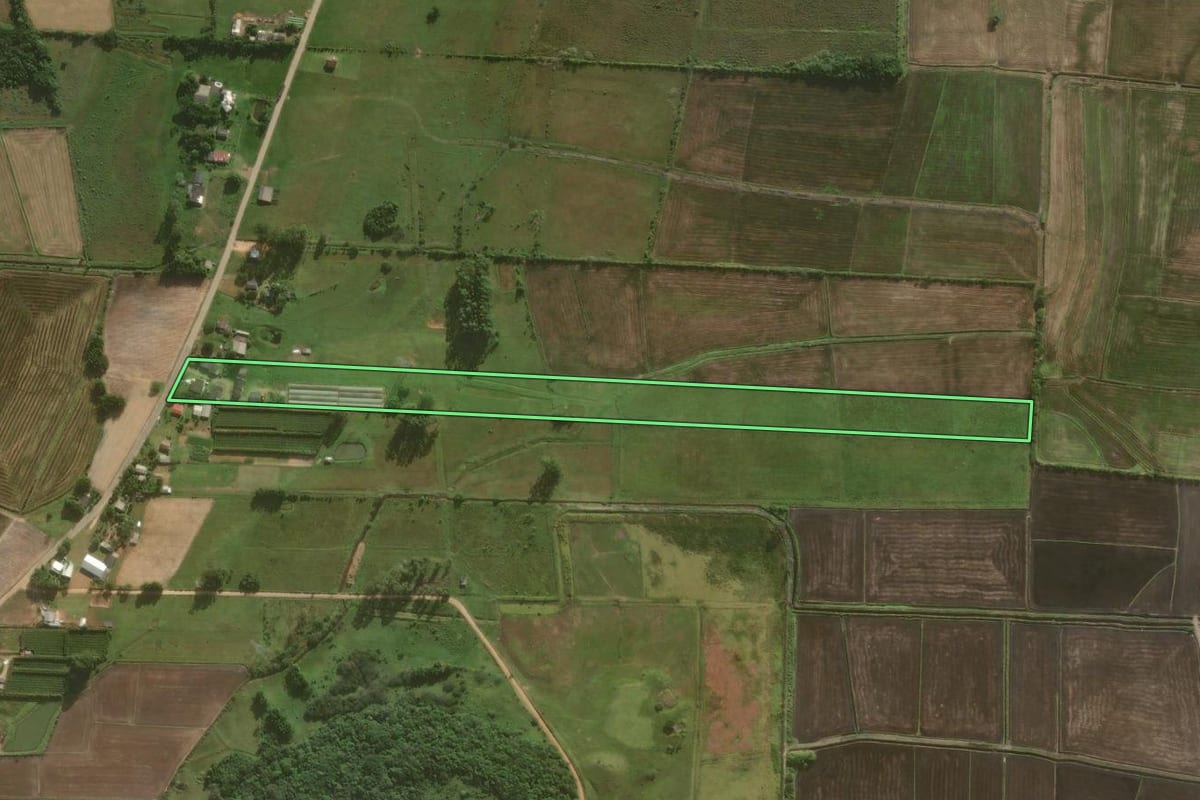Imagem de satélite do imóvel rural em São João do Sul (SC), com o contorno declarado no CAR desenhado por cima.