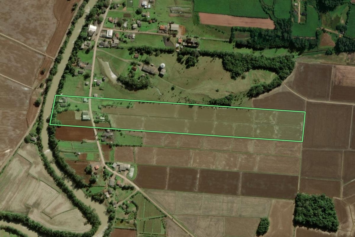 Imagem de satélite do imóvel rural em São João do Sul (SC), com o contorno declarado no CAR desenhado por cima.