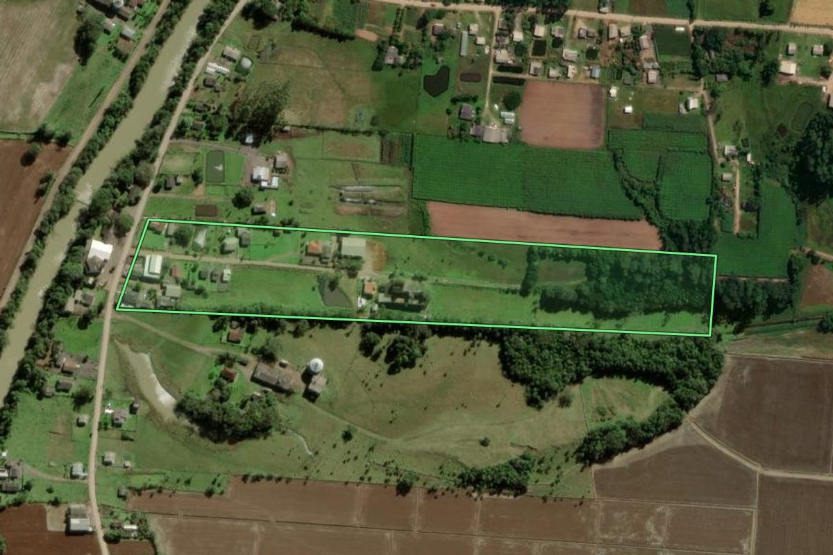 Imagem de satélite do imóvel rural em São João do Sul (SC), com o contorno declarado no CAR desenhado por cima.