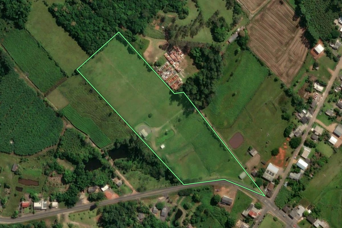 Imagem de satélite do imóvel rural em São João do Sul (SC), com o contorno declarado no CAR desenhado por cima.