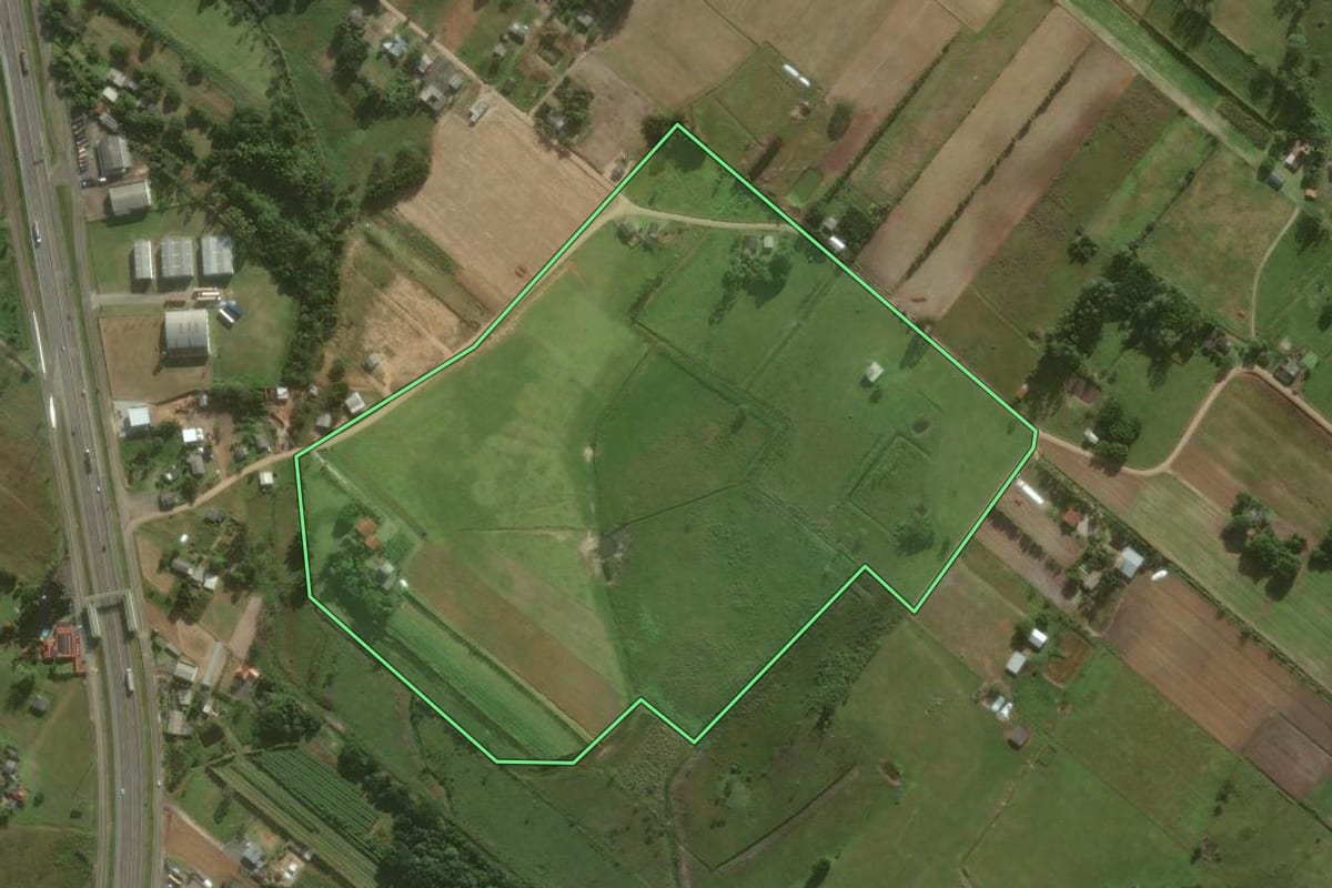 Imagem de satélite do imóvel rural em São João do Sul (SC), com o contorno declarado no CAR desenhado por cima.